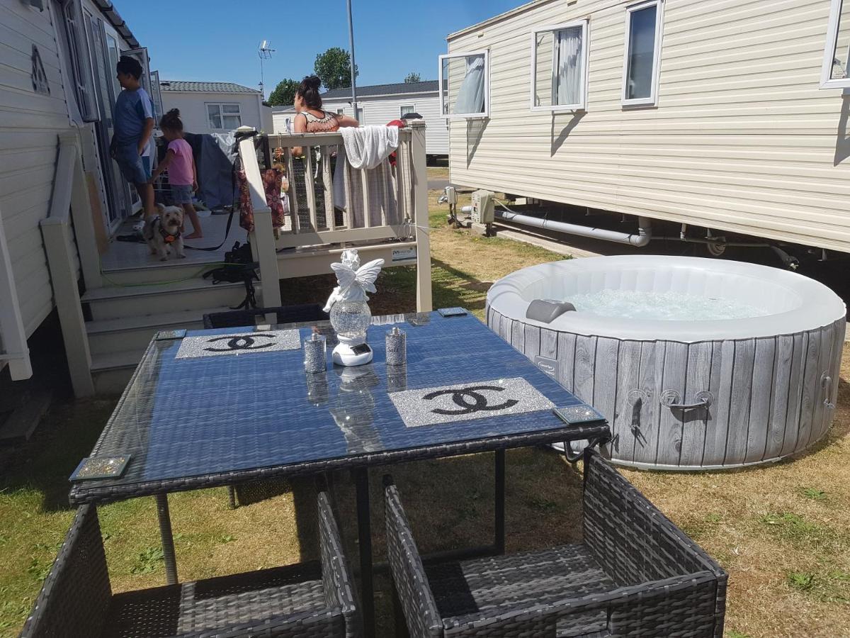 Pet Free Family Mobile Sleeps 8 With Large Secured Decking Sea Wick Campsite