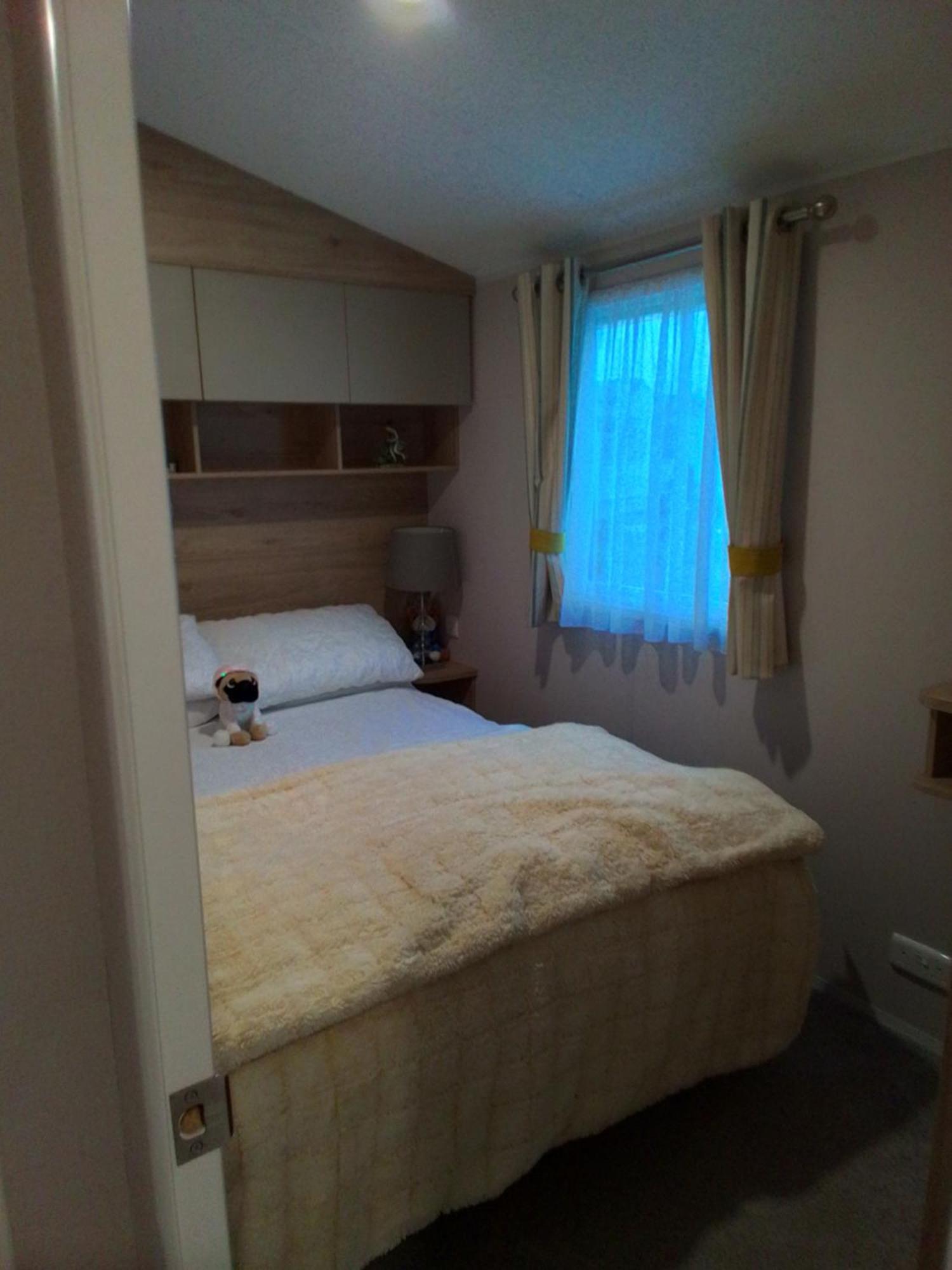 Pet Free Family Mobile Sleeps 8 With Large Secured Decking Sea Wick Campsite Clacton-on-Sea