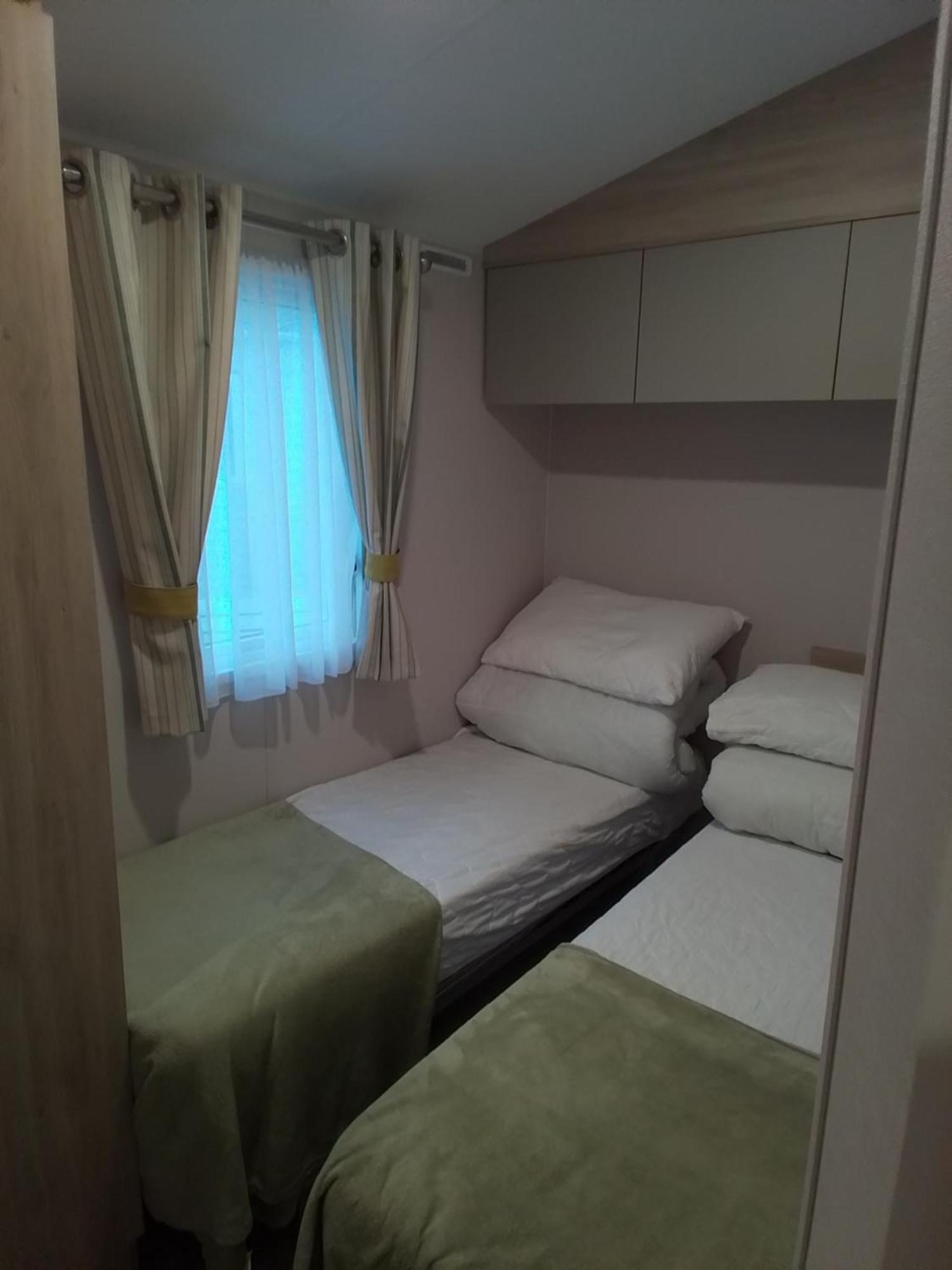 Pet Free Family Mobile Sleeps 8 With Large Secured Decking Sea Wick