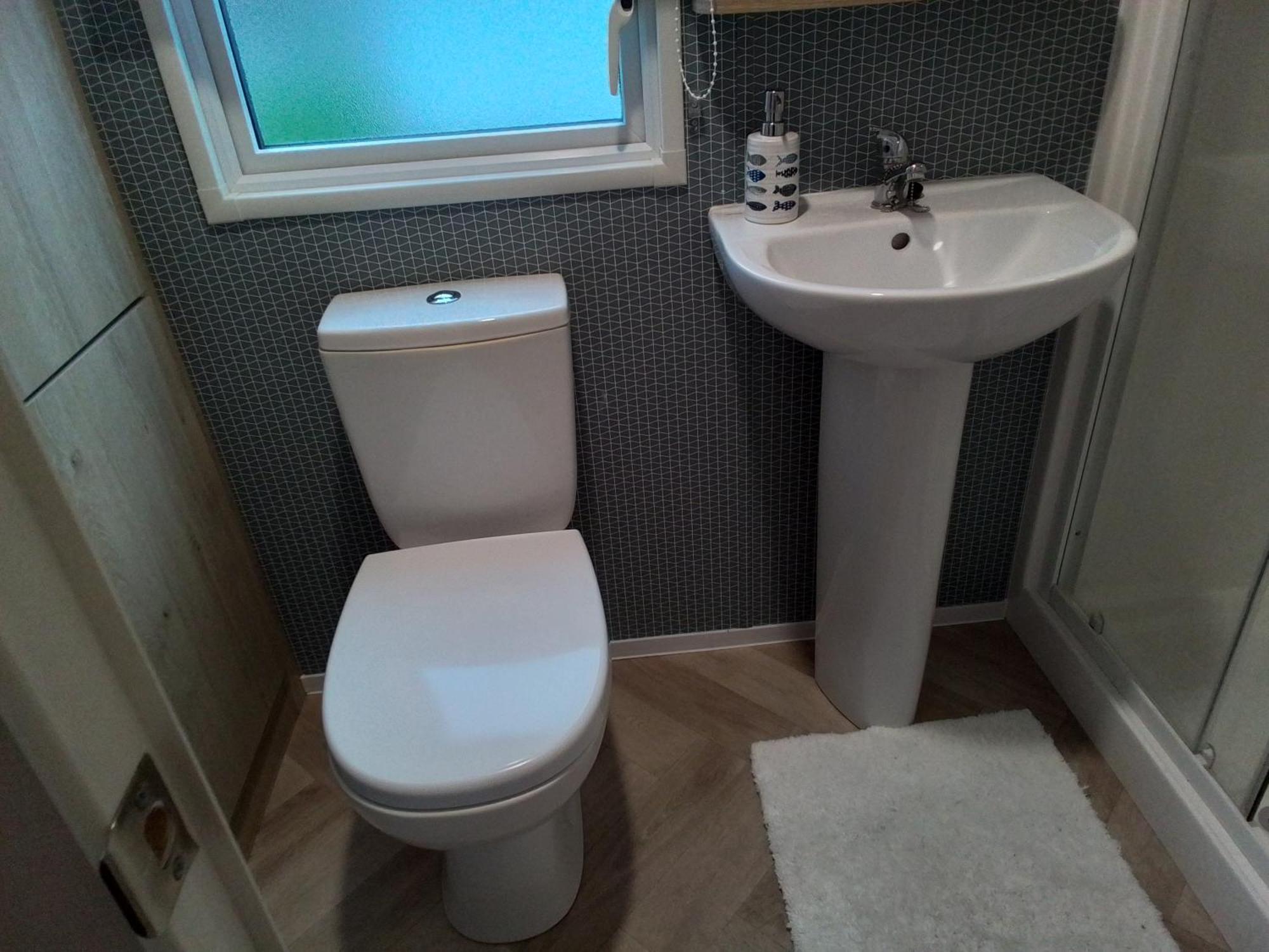 Pet Free Family Mobile Sleeps 8 With Large Secured Decking Sea Wick *