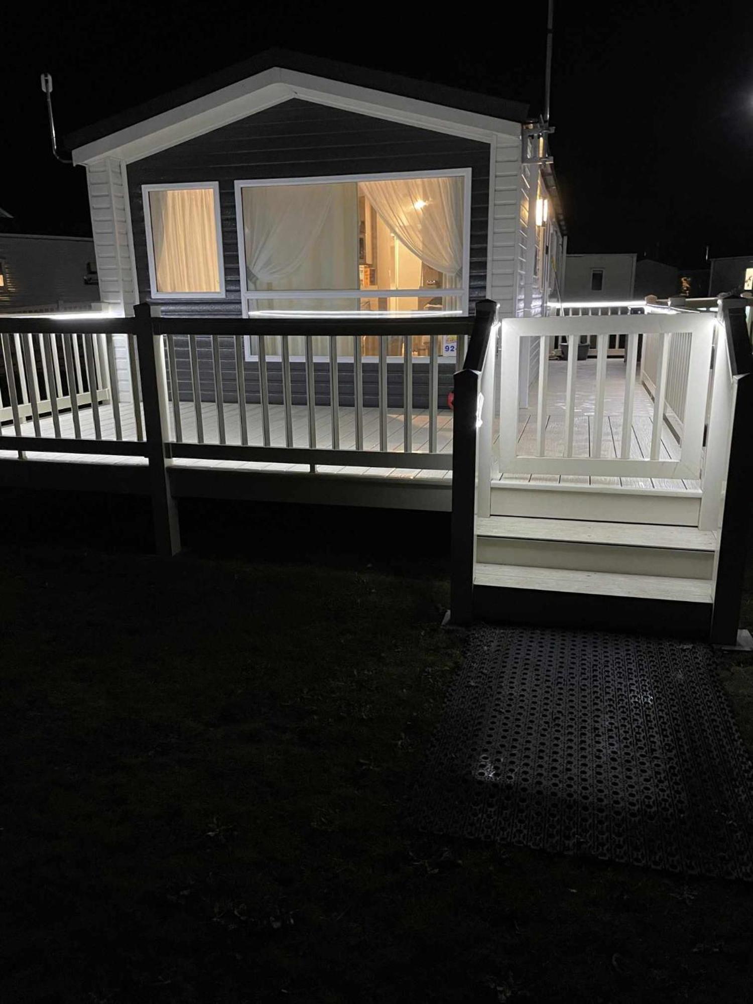 Campsite Pet Free Family Mobile Sleeps 8 With Large Secured Decking Sea Wick Clacton-on-Sea