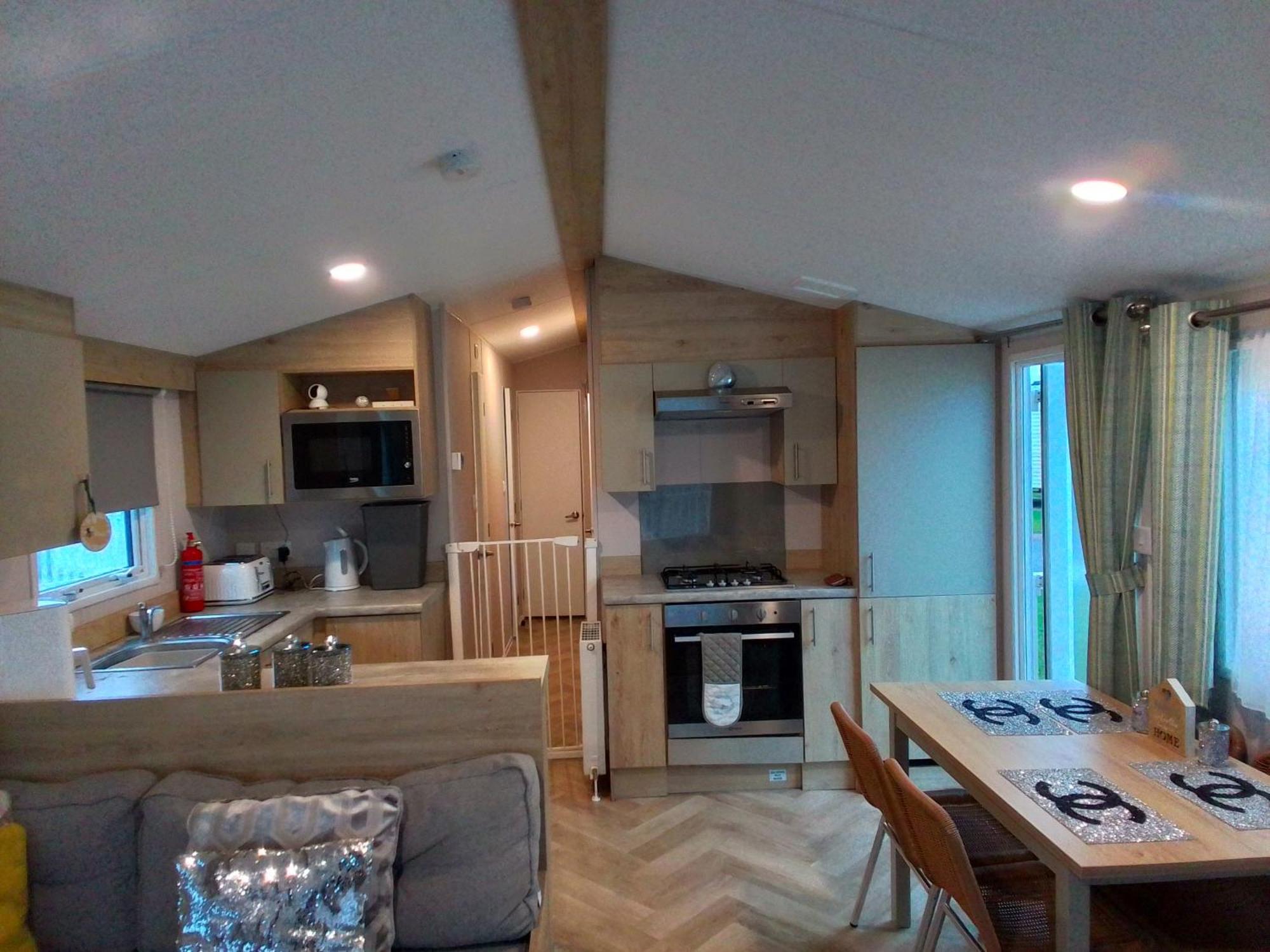 Pet Free Family Mobile Sleeps 8 With Large Secured Decking Sea Wick