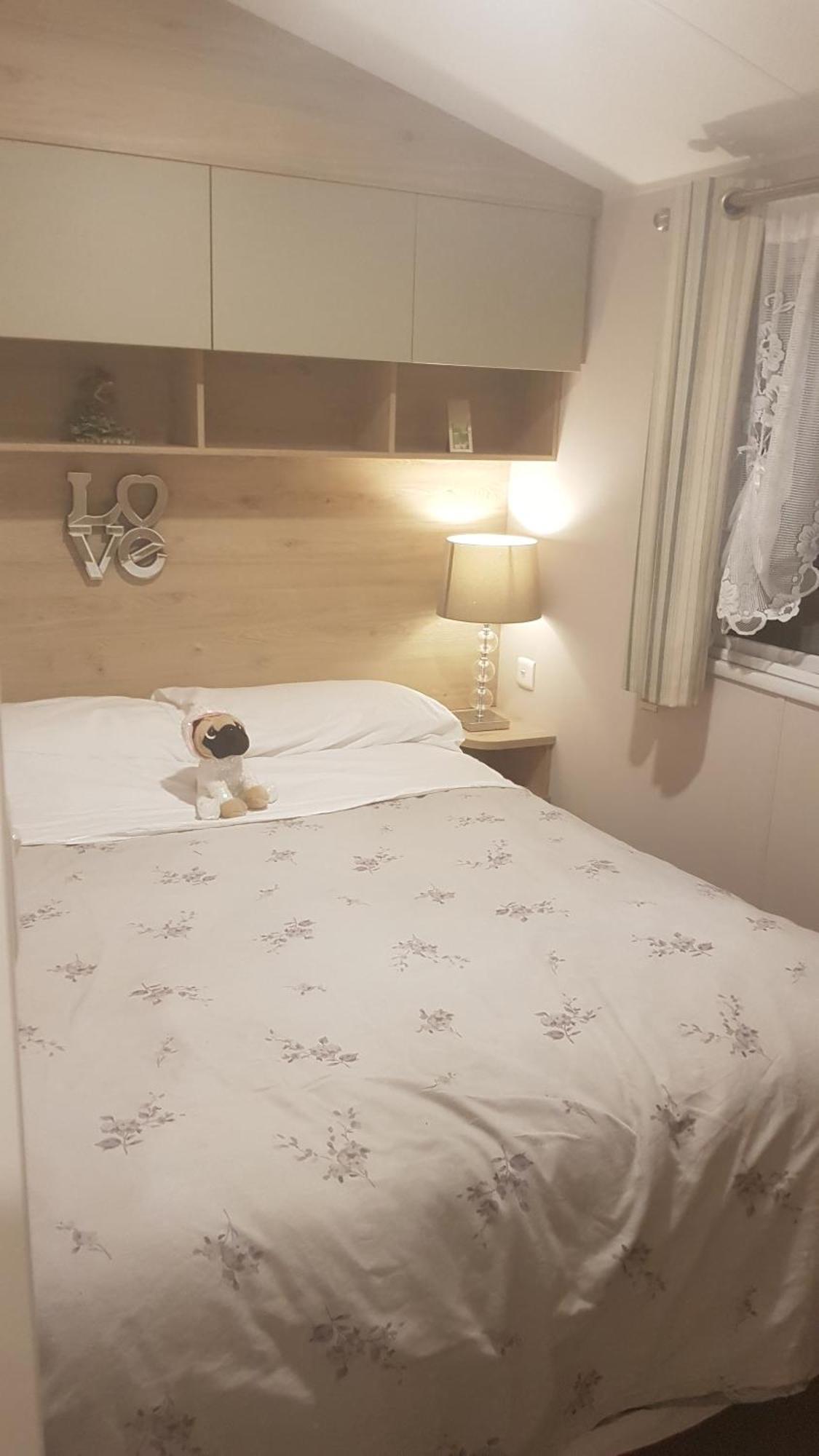 Pet Free Family Mobile Sleeps 8 With Large Secured Decking Sea Wick Campsite Clacton-on-Sea