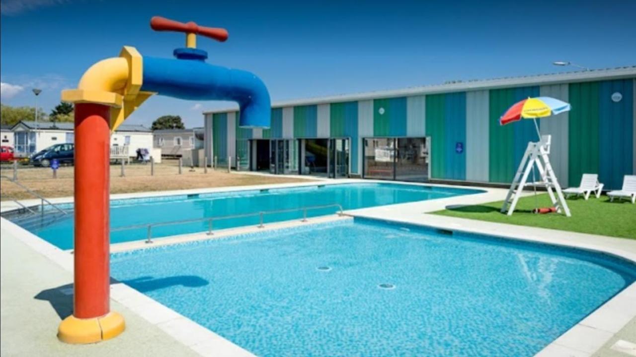 Campsite Pet Free Family Mobile Sleeps 8 With Large Secured Decking Sea Wick Clacton-on-Sea
